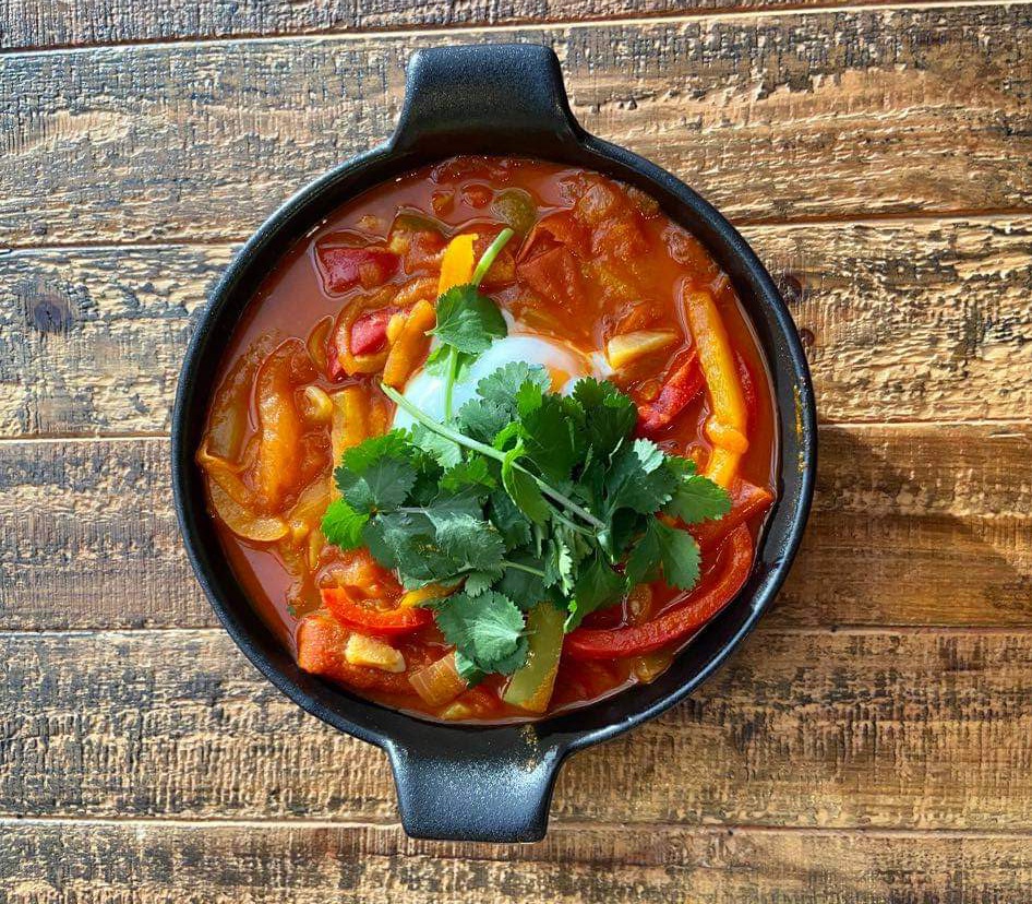 A Rosinante Fogadó vegetáriánus és vegán fogásai: shakshuka lecsó sous-vide tojással és házi lepénnyel