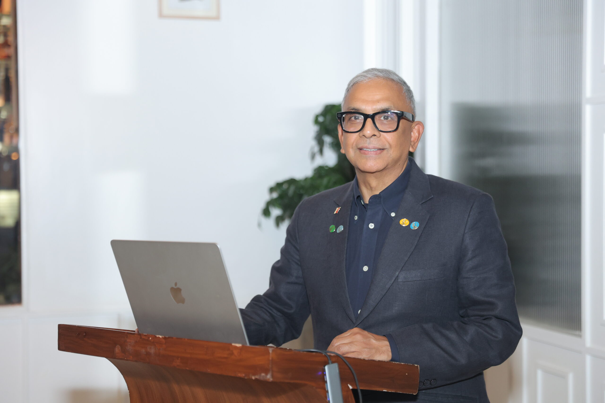 Naveen Gupta ázsiai képviselő, bor- és szeszesital-szakértő