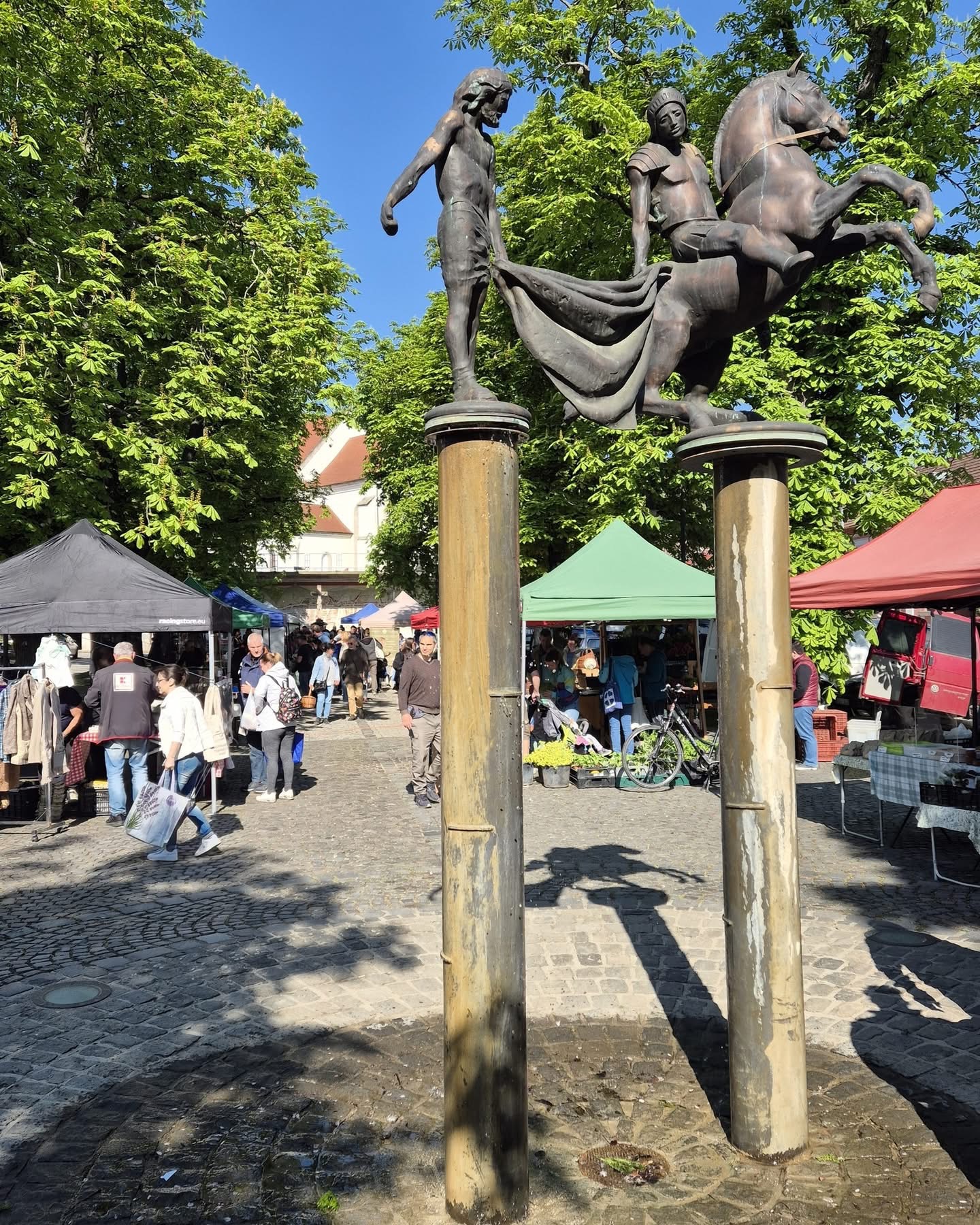 Nagymarosi termelői piac szoborral